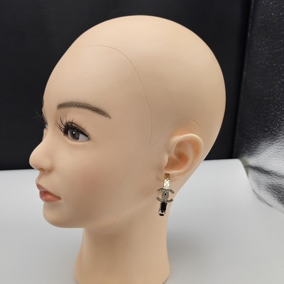 Brand new 2023 authentic Chanel cc hoops earrings with crystal & leather - Picture 15 of 17